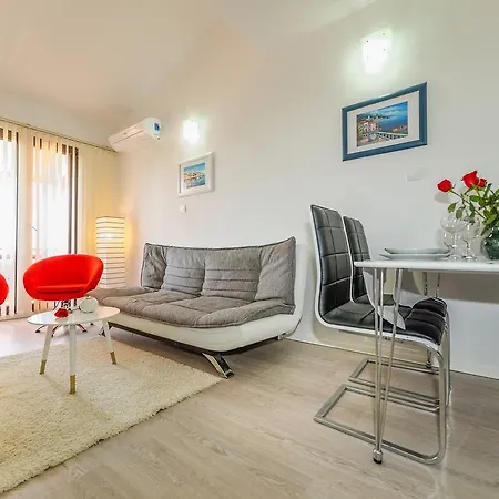 アパート & Primavera プーラ